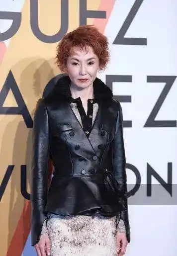 张曼玉怎么变这样?一袭红裙瘦成"纸片人",55岁自然老去够真实