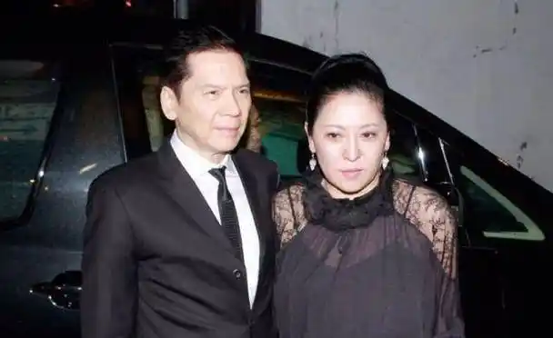 而向华炎的右边第二个看起来并不那么友好的小伙子