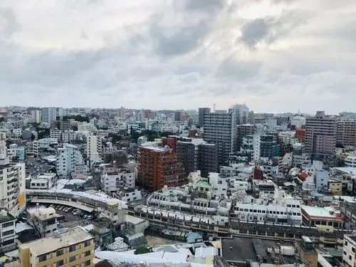 那霸市,不愧为日本最穷的县,儿子记住了我说的破破烂烂的城市.