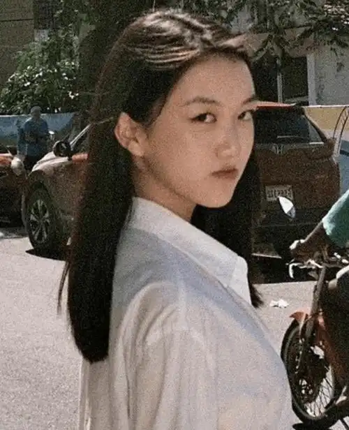 王菲小女儿17岁生日,李嫣留学国外近照曝光,看不出唇腭裂好漂亮