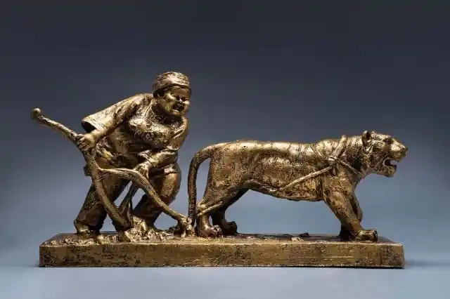 老虎也下田五一期间雕塑家许鸿飞带来新作老虎耕田