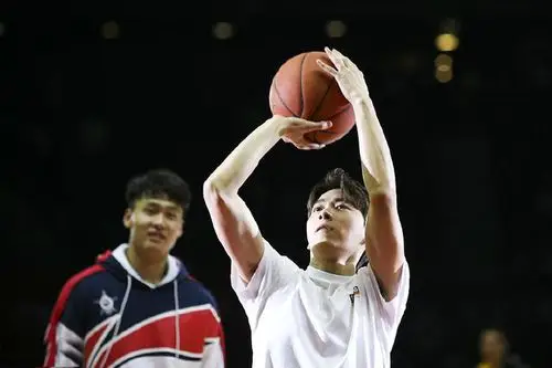 李易峰则没注意到原来是把所有的精力都放到了篮球上