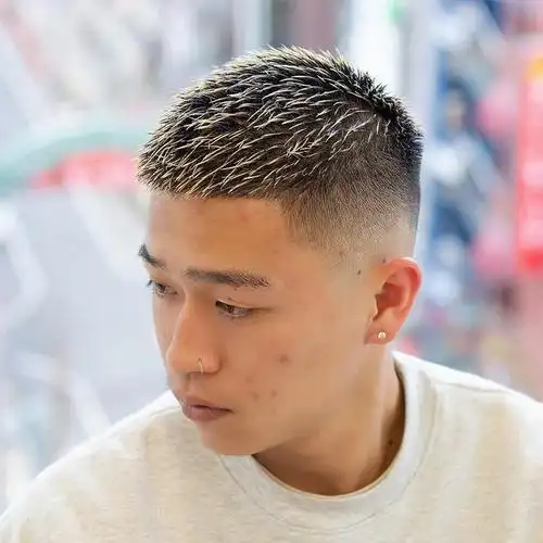 男士发型款式众多,但是最常见的还是这种超短的小寸头,两侧推的短短的