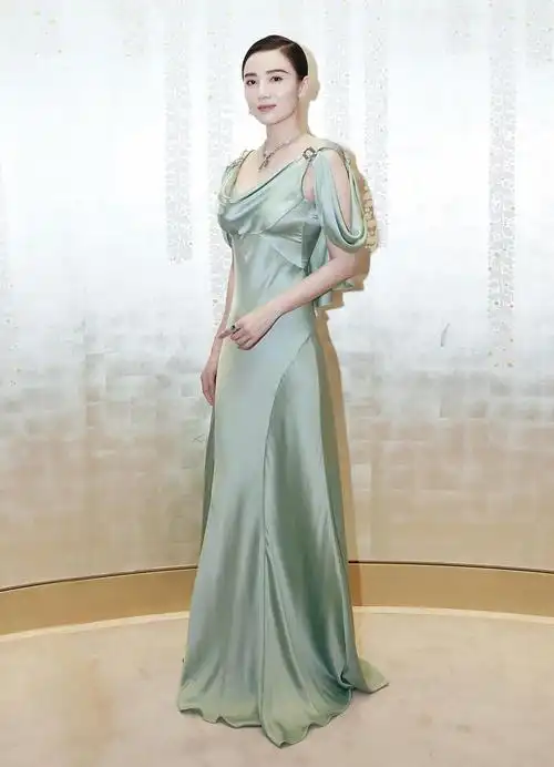 宋佳出席某品牌活动绿色丝质礼服裙尽显优雅性感之美