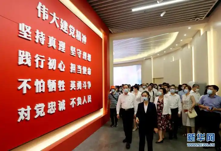 新华社上海7月24日电题在初心之地寻找百年大党风华正茂的密码