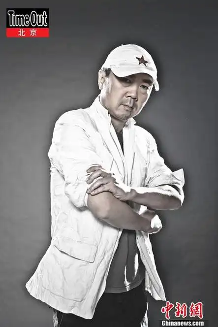 崔健拍写真不改率性一面 腾空"奔跑"