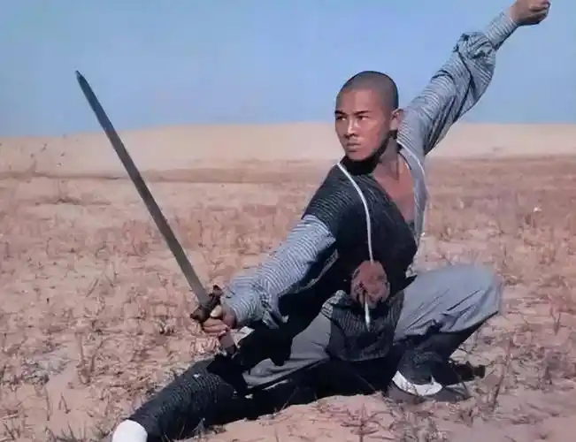 原来当时迷茫的李连杰曾给邓爷爷写了一封信写信的人可不得了并且他还