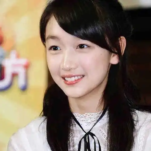 国师张艺谋先生的选美周冬雨旧照