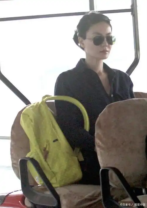 王菲身穿百元卡其风衣,皱皱巴巴气质全无,这是缺钱的节奏?