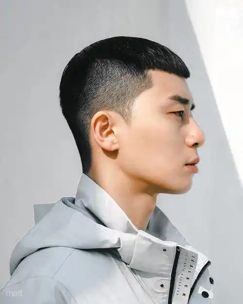 寸头再度上榜完全不意外,无论是自然卷,粗硬发或细软发,通通剪短就没