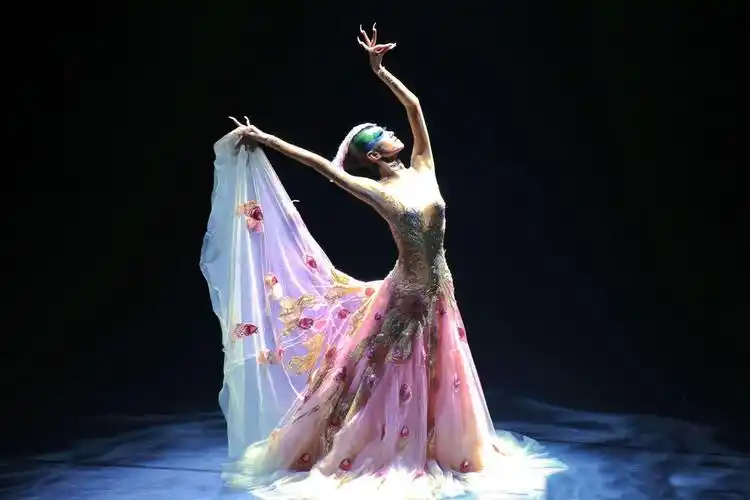 原创杨丽萍年轻时到底有多美连冯小刚都赞叹杨丽萍美的不像人