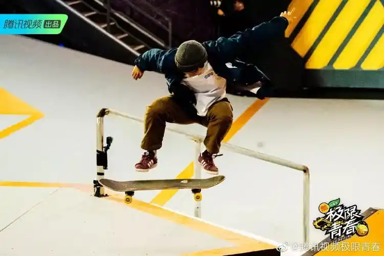 原创王一博变滑手街头滑滑板这运动帅哥谁不可以