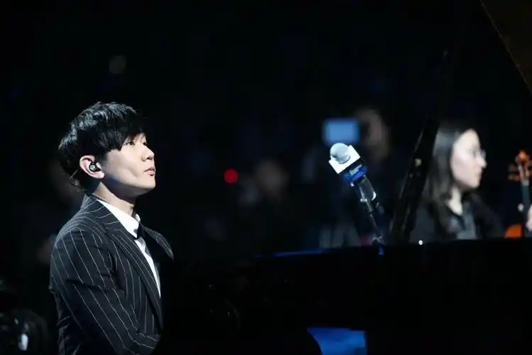 林俊杰为dota2特锦赛站台 演奏原创电玩配乐大秀钢琴手