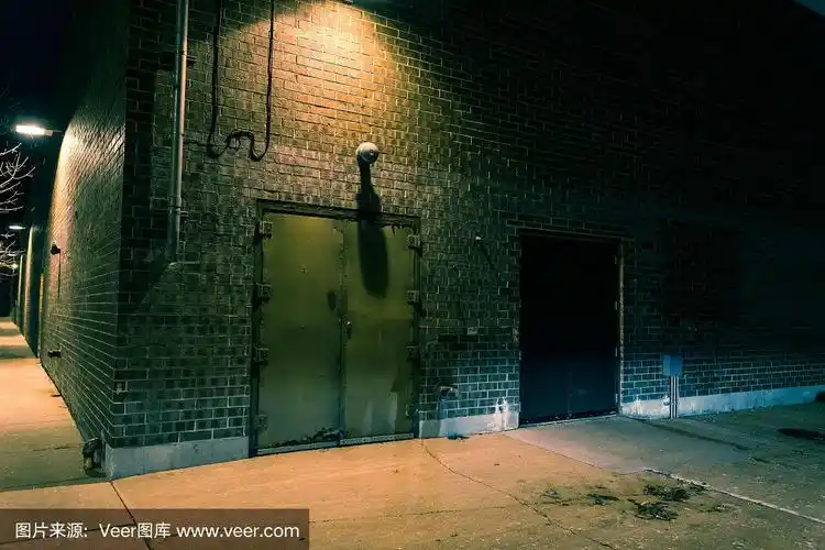 黑暗的城市街角和小巷与工业建筑的入口在晚上