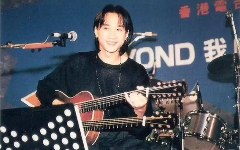 93年我哋呀音乐会上一首很有意境的纯音乐,听完陷入沉思……[怀念家驹