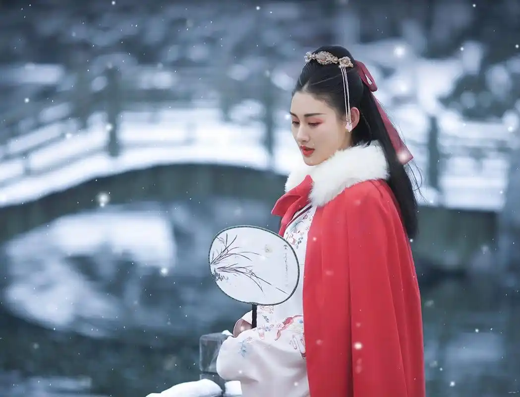 人像摄影:雪地里身着红色披风的古装美女