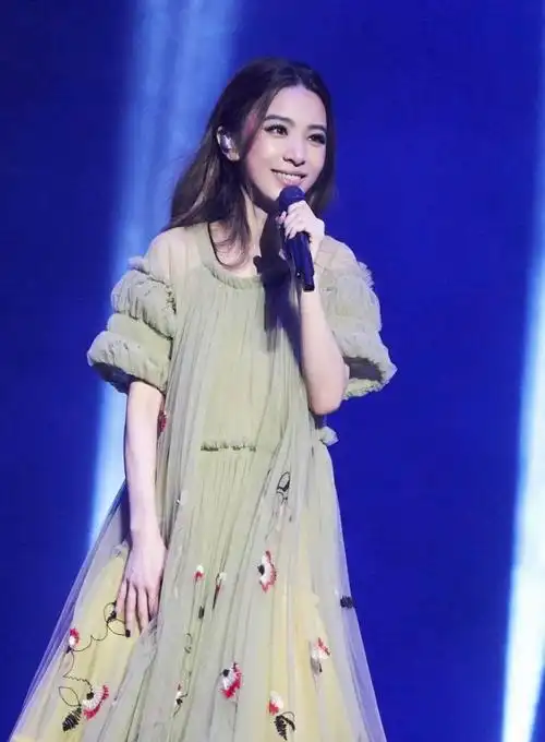 气质美女!田馥甄演唱会造型百变 长裙仙气飘飘