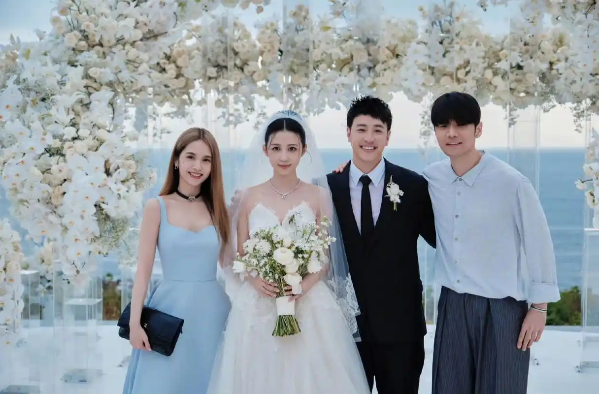 杨丞琳晒参加潘玮柏婚礼照片,看到陈妍希,杨丞琳,潘玮柏三人合体,瞬间