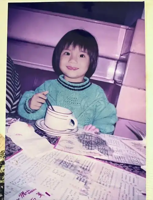 原创儿童节明星很欢乐有人晒娃有人晒童年照2位女明星升级当妈妈
