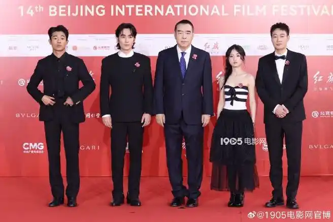 第一部发过一张"鲜花献给祖国",结尾彩蛋朱一龙演的哥哥李想出发前,张