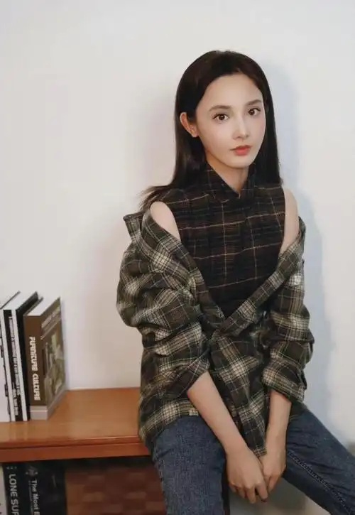 想要整体看起来高级而且好看,可以运用彭小苒的这一身,牛仔裤比较简单