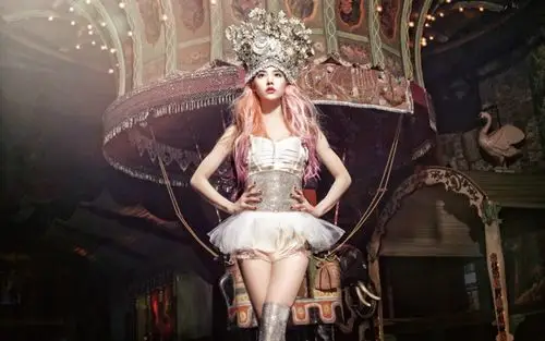 谁能把蔡依林 大艺术家 mv 里面的场景发图片给我?