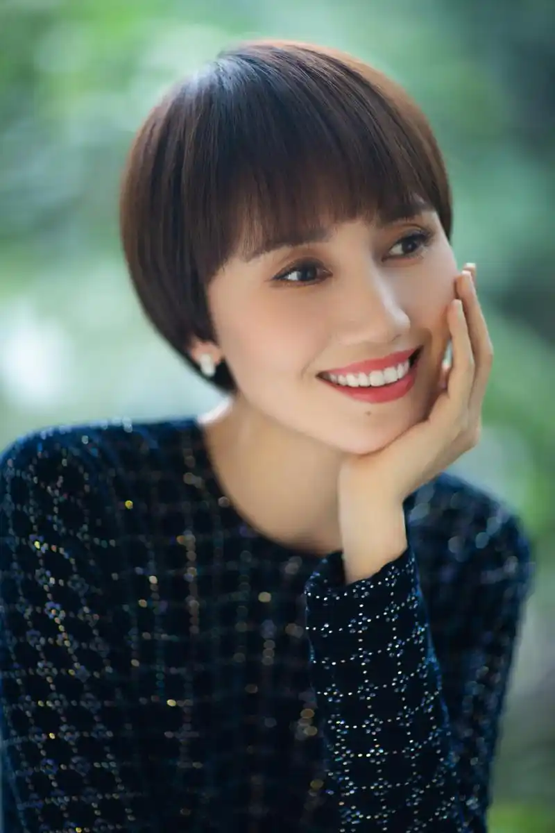 原创袁泉换新发型火了超短发搭配一身黑惊艳亮相意外高级洋气