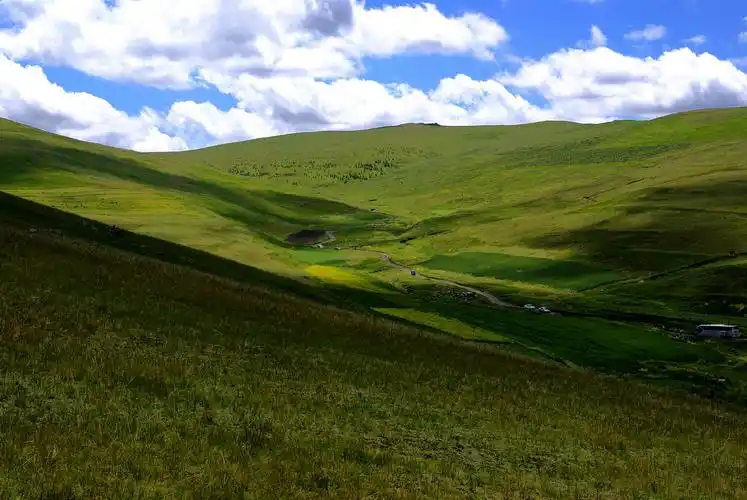 春坤山位于固阳县境内,距固阳县城东北56公里,海拔2340米,是包头境内