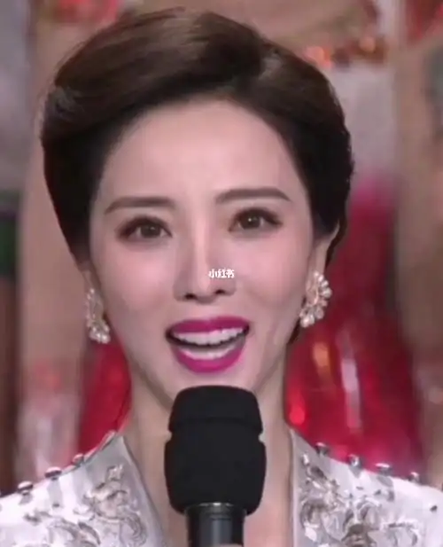 春晚主持人李思思变脸不是什么大新闻了,但是她的鼻子真的不能再折腾