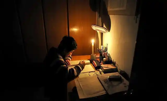 家长深夜将孩子独自放到坟地罚站突然变化惩罚了家长