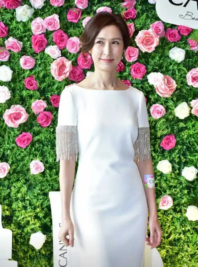 郭蔼明不愧是刘青云的老婆,简单穿白色上衣配半身裙,高贵又优雅