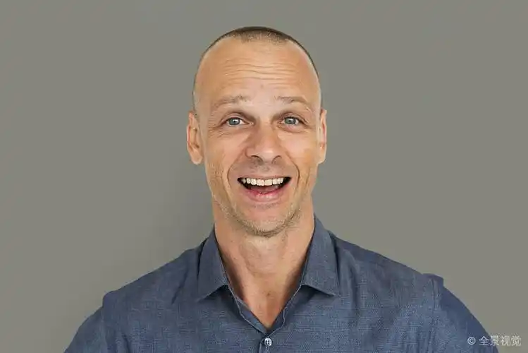 高兴_白人_男人_微笑_姿势_工作室_张嘴_概念_图片大全—全景创意图库