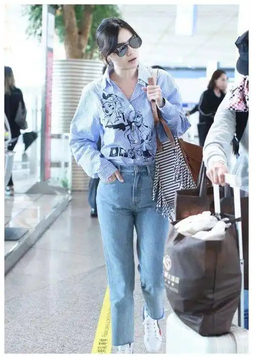 原创宋佳用力过猛在蕾丝裙里面套衬衫可还行马丁靴更是败笔