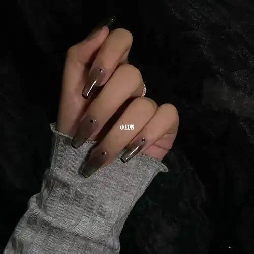 这次做了透黑色,高级清冷很适合配银色首饰,纯纯高冷生人勿近#美甲