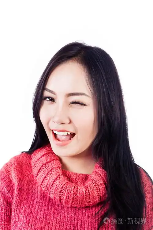 美丽的女人眨眨她的眼睛