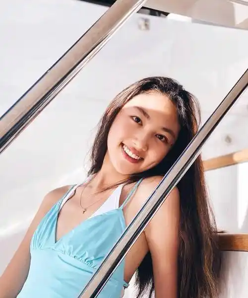 任达华16岁爱女任晴佳考试完开心晒照,越大越有星味_ella_父母_琦琦