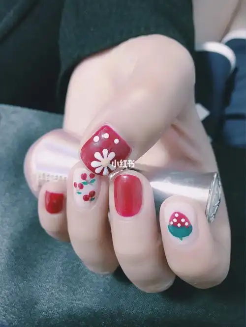 显白超甜的草莓樱桃美甲美美哒