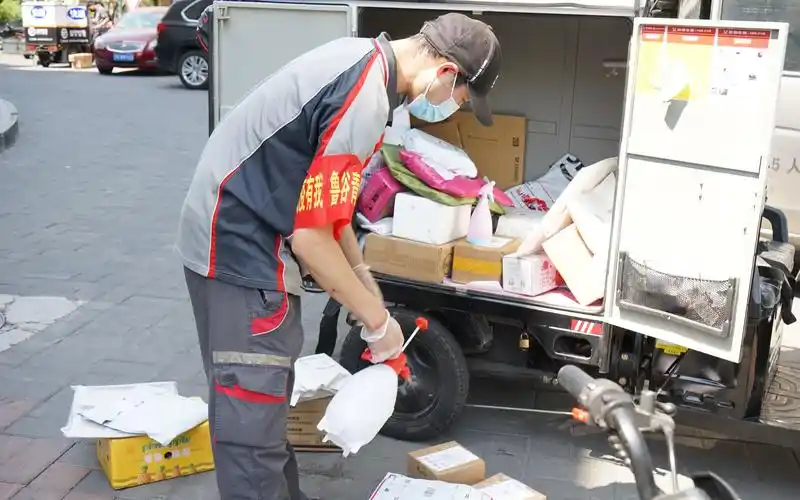 等工作快递小哥,外卖骑手,物流司机等新就业群体也加入了青年突击队