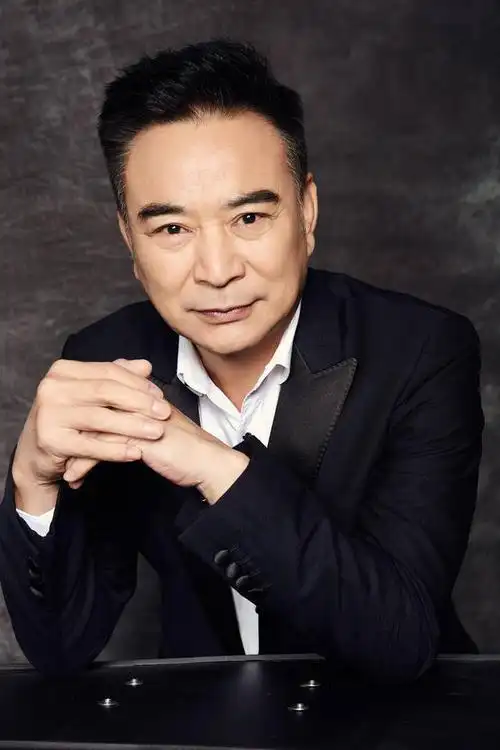 他是知名"琼男郎",与前妻离婚后仍出演夫妻,二婚娶小11岁娇妻|岳跃利