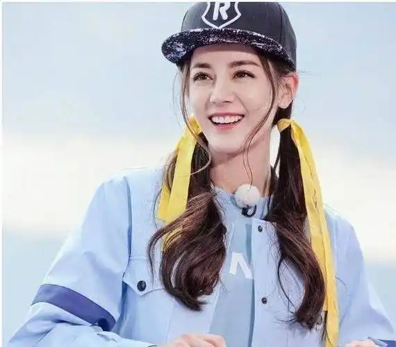 她刚出道时候,和许多不出名的演员一样,拍过很多这种镜头_迪丽热巴