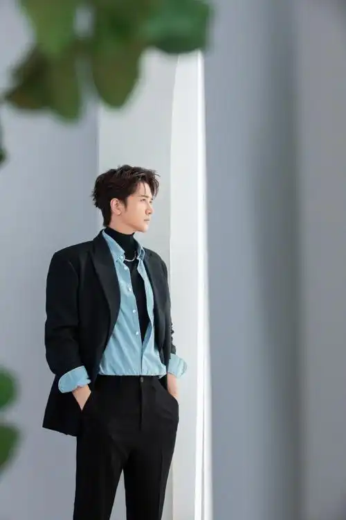 彭冠英情人节营业照##彭冠英西装衬衫高领毛衣叠穿造型