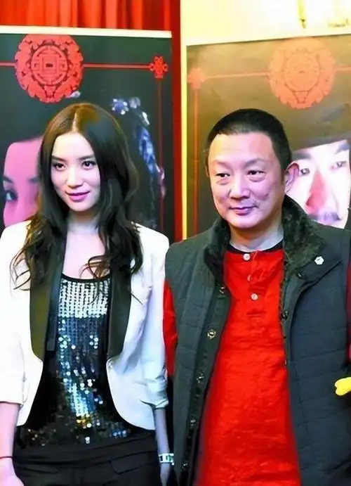 不久后,一些狗仔们就拍到了宋佳和另一个人结伴出行的照片,他们在