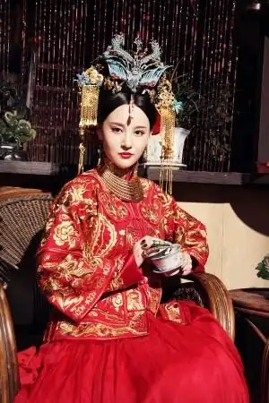 十月围城曝刘筱筱大婚剧照中式新娘似贵妃