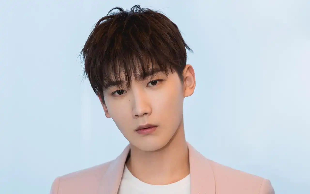 邢昭林温润帅气图片桌面壁纸