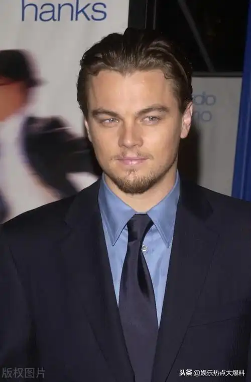 小李子莱昂纳多海边玩水照当年那个意气风发的已不复存在