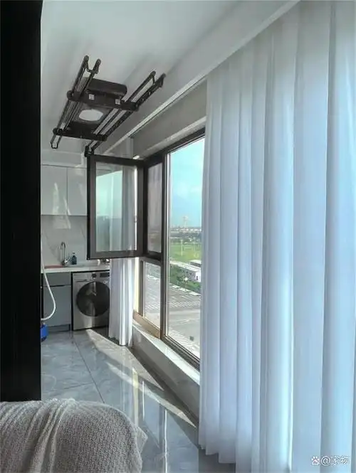 封阳台时不听劝,执意装推拉窗!体验后发觉:它比平开窗实用多了