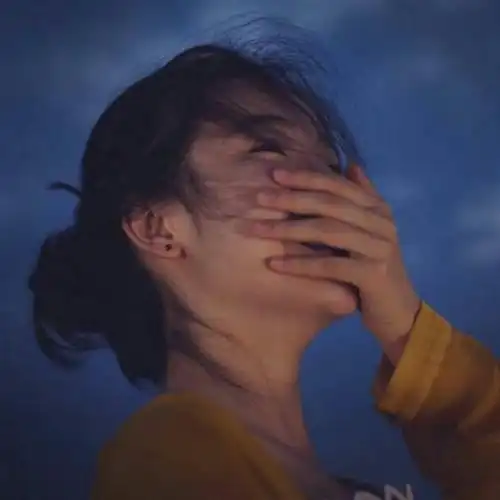 捂嘴哭泣_伤感女生头像图片_扣扣居