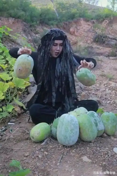 广西女子以黑色塑料袋为道具扮梅超风表演九阴白骨爪赢得网友点赞