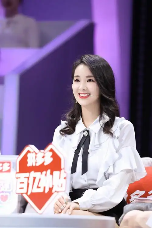 追爱少女魏晖倪是位充满童心,娇小可人的插画师.