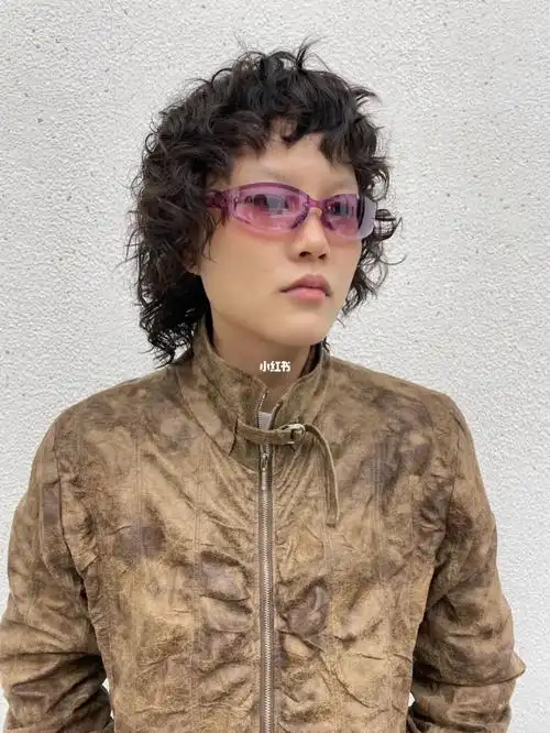 这款发型是摇滚风格的一款烫发复古氛围感拉满 烫发设计是来源于七十